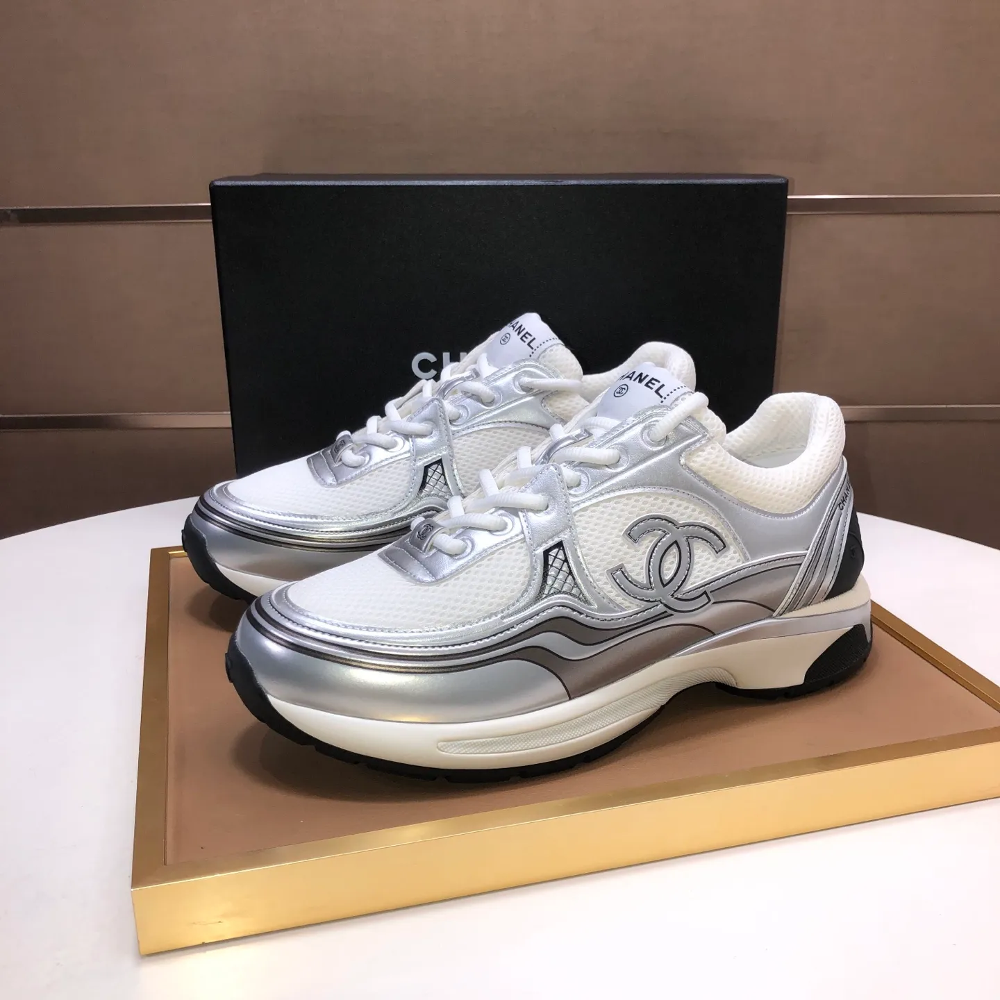 Men's shoes💰600💰【CHANEL】(Chanel couple's model)👩‍❤️‍💋‍👨The latest all-season shoes🔥🔥The ultimate derivative model. Not only are you more fashionable on your feet, but wearing flat shoes can also lengthen your overall body shape ~ "Features" The simple upper is paired with conspicuous small fragrant cloth strips, which is fashionable and high-end. 💕💕Selected Chanel fabric for the upper, comfortable and soft fabric lining available in 5 colors 🐎Size: (women's 35-39, customized 40. Men's 38-44, customized 45)